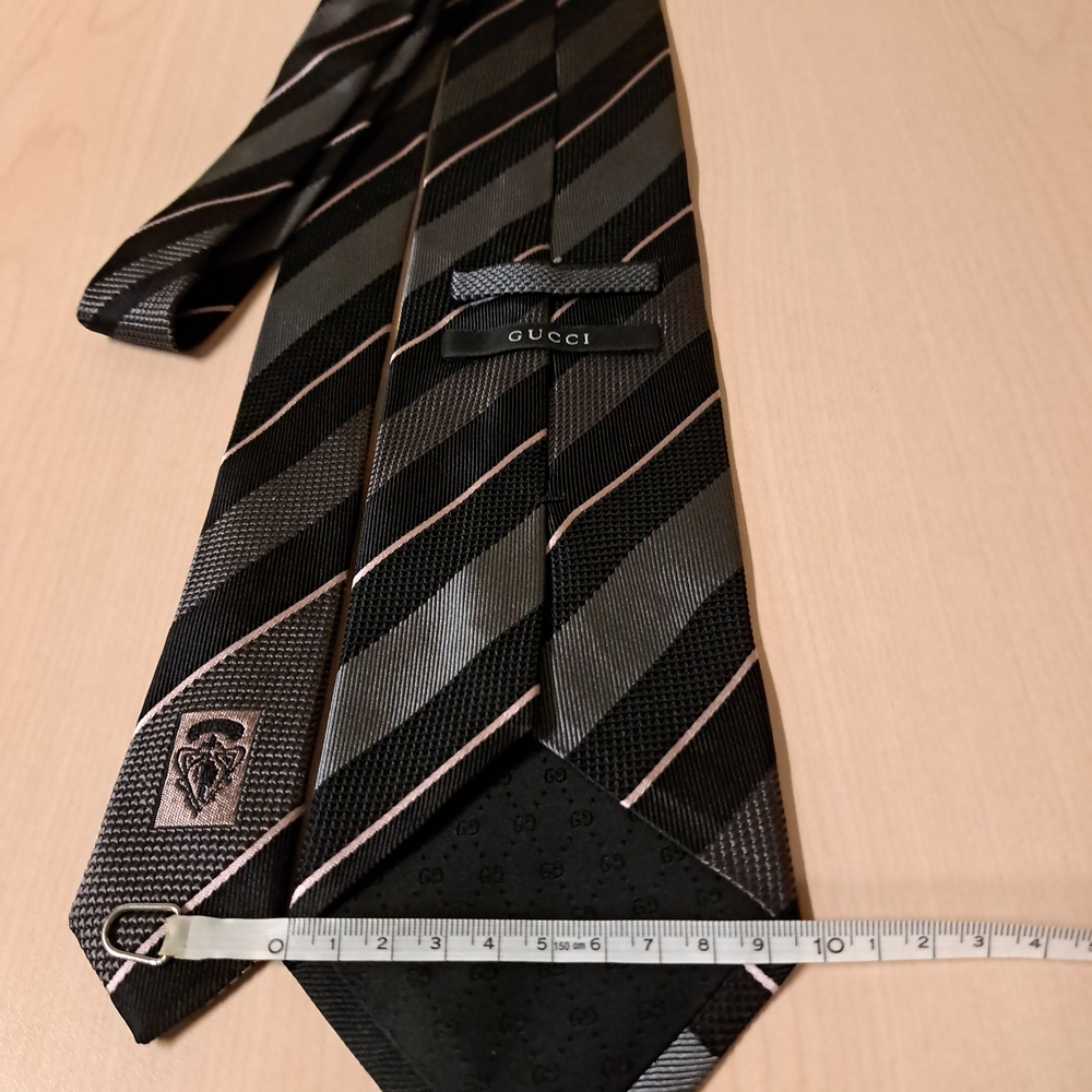 Gucci Elegant Black and Gray Striped Tie